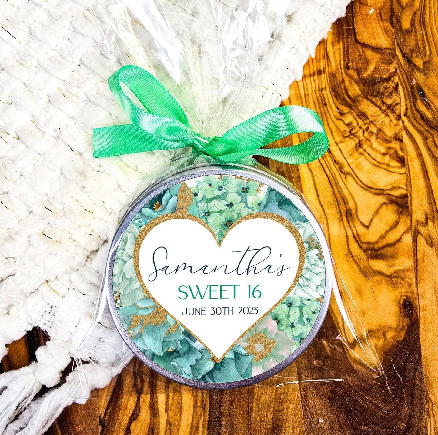 a wedding favors with a heart on it